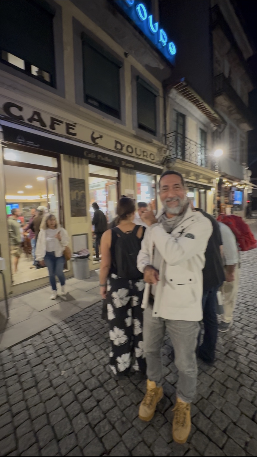 Candido à porta do Café Piolho na Cordoaria, Porto